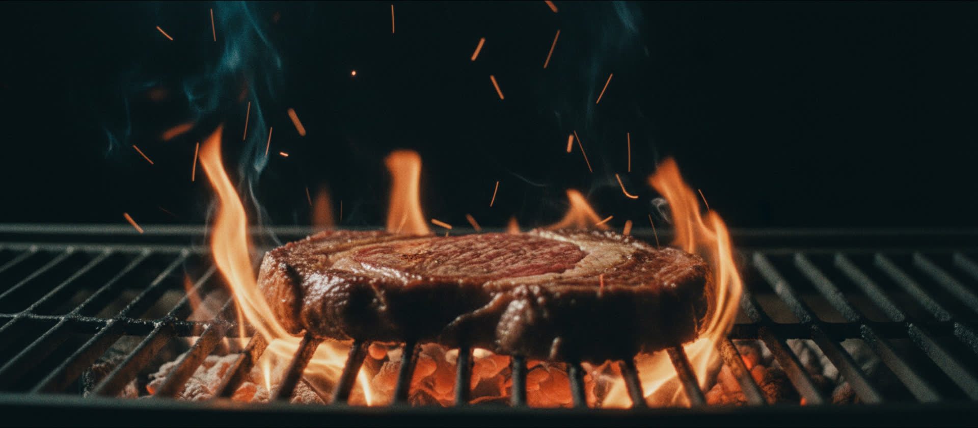 Côte de bœuf saisie au charbon ardent, grésillant sur la braise
